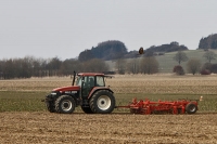 Landwirt bei der Frühjahrsarbeit Landwirt bei der Frühjahrsarbeit