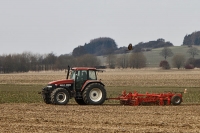 Landwirt bei der Frühjahrsarbeit